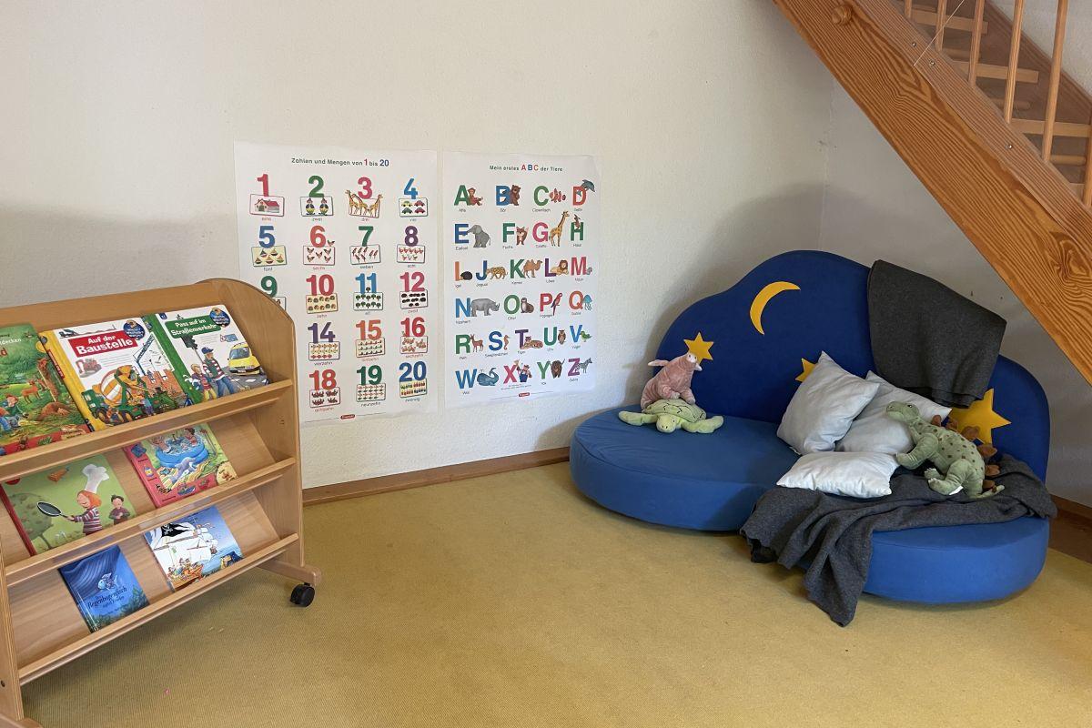Das Sofa und das Bücherregal in der Leseecke der städtischen Kita Diakonissenweg