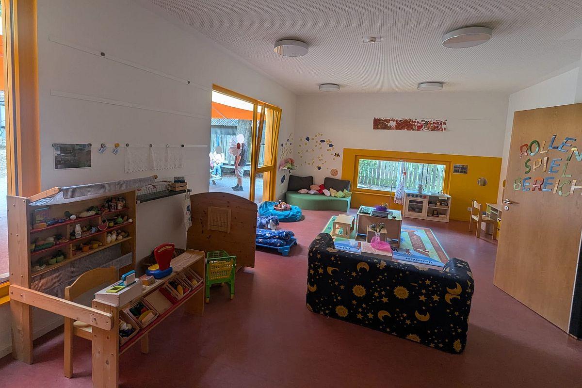 Der Kaufladen, die Kinderküche und Sitzgelegenheiten im Rollenspielzimmer der städtischen Kita Uhlandstraße