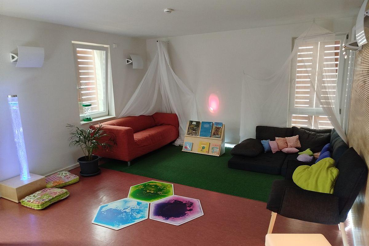 Die Sofas mit Baldachin im Snoezelraum der städtischen Kita Uhlandstraße