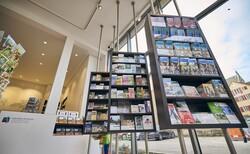 Prospektständer in den Räumen des Stadtmarketings Esslingen am Neckar