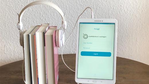 eMedien Lounge der Stadtbücherei Bücher mit Kopfhörer neben Tablet