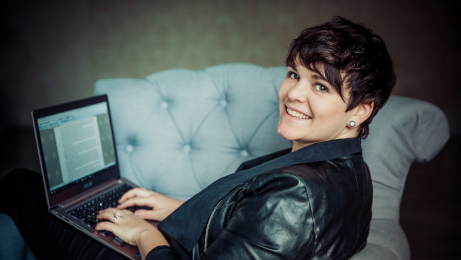 Zeigt die Autorin wie sie auf einem Laptop schreibt