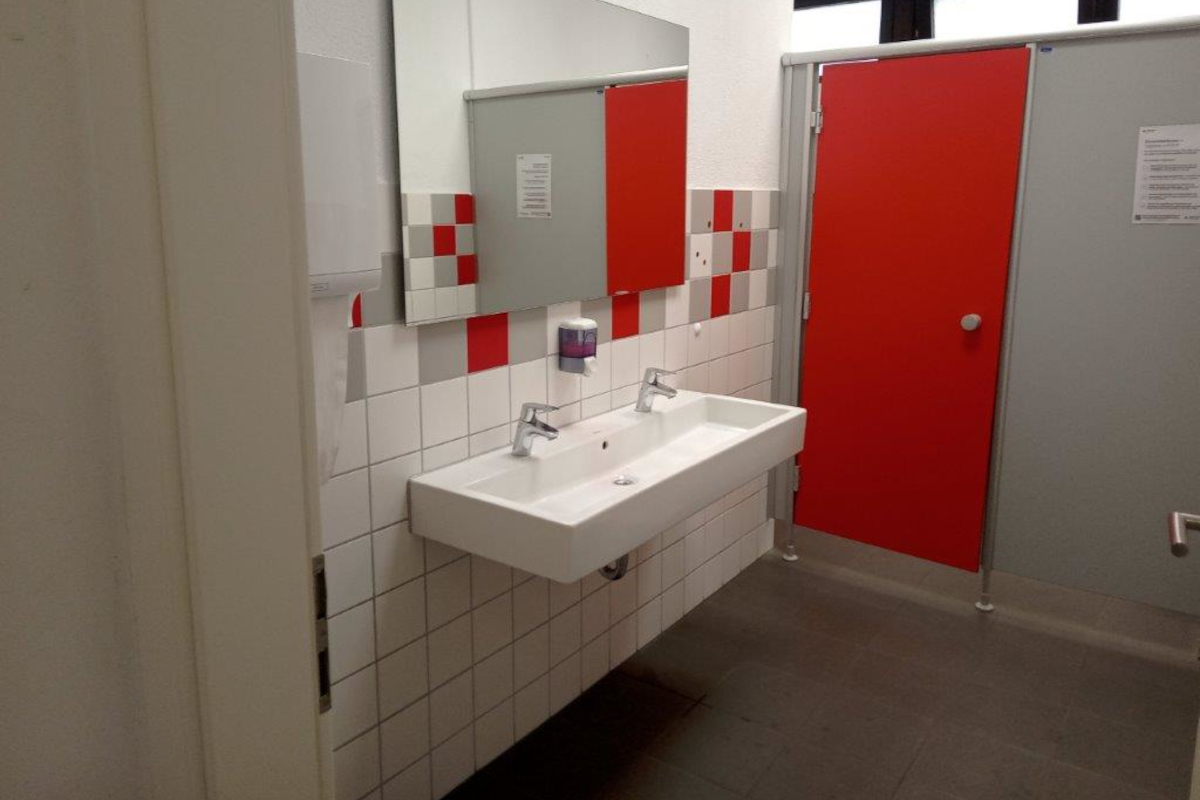 Sanierte Schultoilette