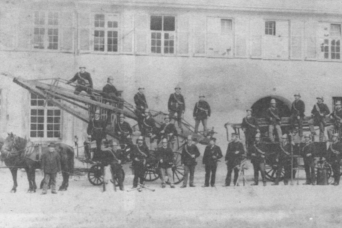 Freiwillige Feuerwehr Esslingen im Jahr 1898 mit Pferdefuhrwerken und Messinghelmen ©Feuerwehr Esslingen a.N. Der Aufstieg zum bürgerlichen Sicherheitsinstrument
