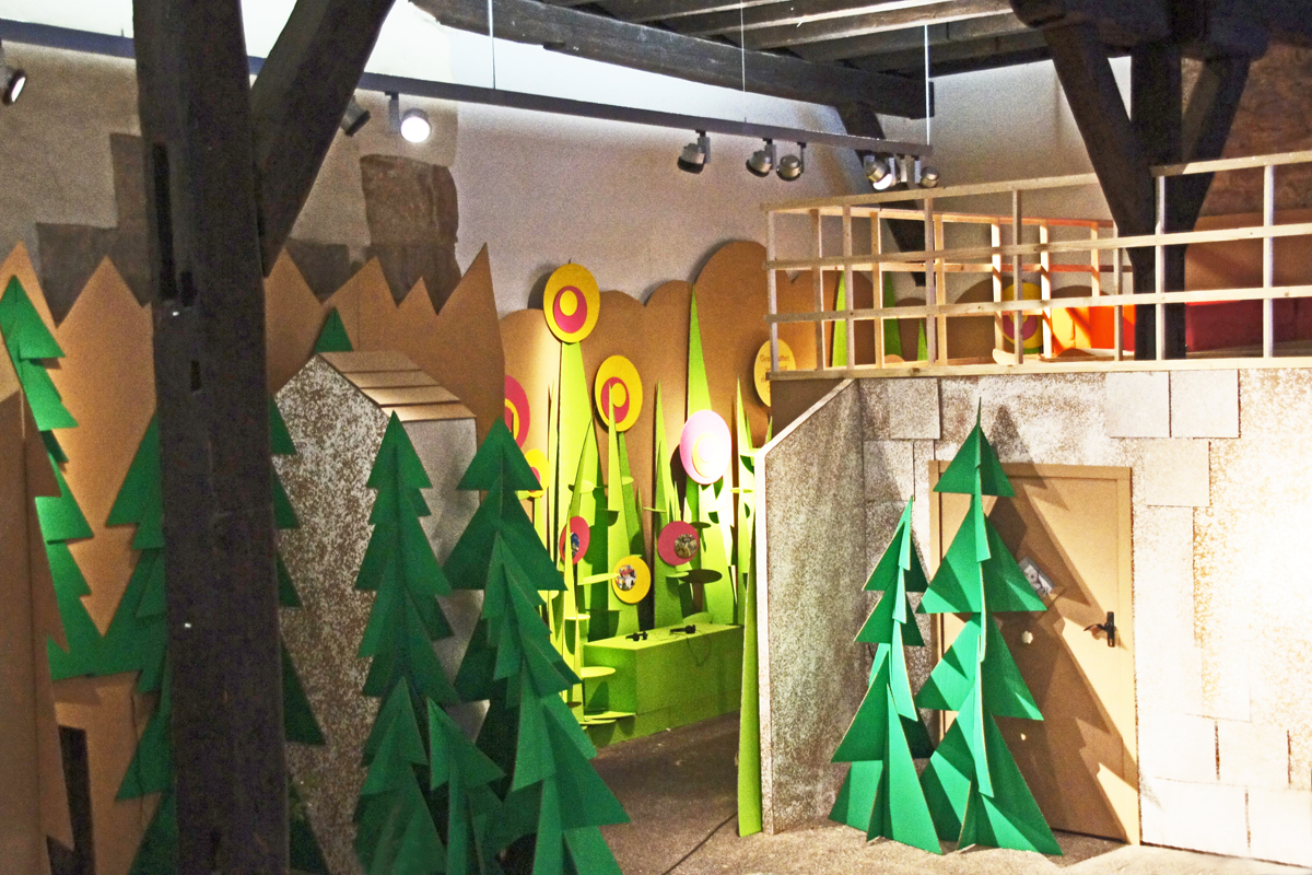 Ausstellungsraum "Frau Holle und die sieben Geißlein". Ausstellungsraum "Frau Holle und die sieben Geißlein".