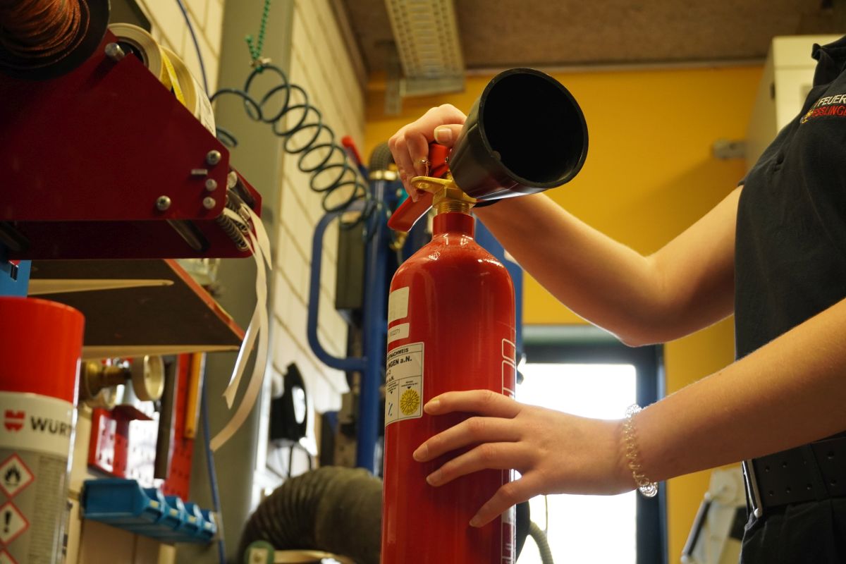 Arbeiten in der Feuerlöscherwerkstatt