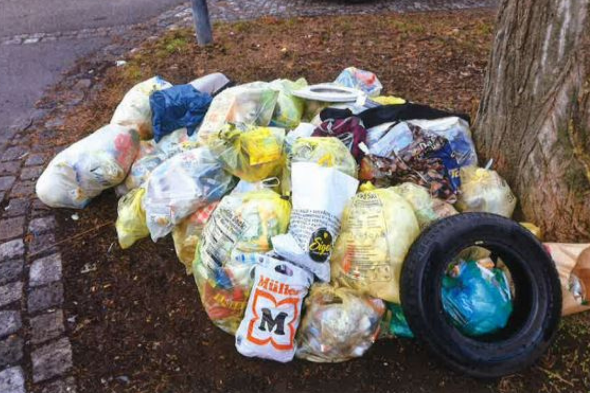 Müllberg Müllberg mit verschiedenen Plastiktüten, Autoreifen und Klobrille