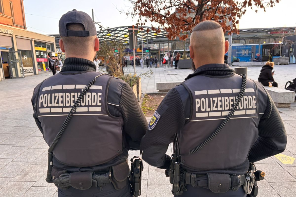 Zwei Kollegen der Mobilen Wache blicken über den Bahnhofplatz