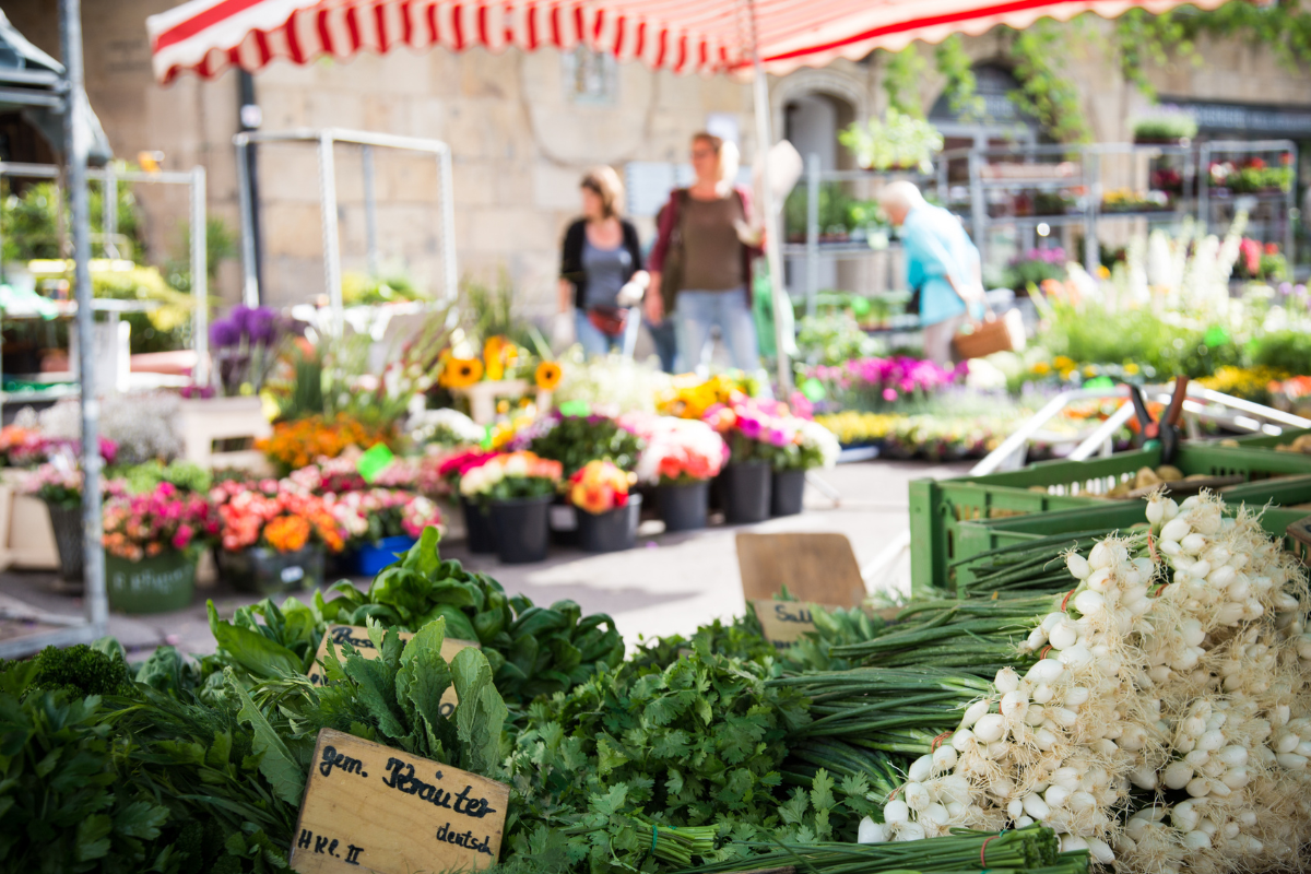 Wochenmarkt Wochenmarkt Impression mit Menschen und Blumen.