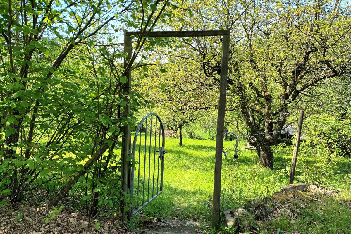 Zugang zum Grundstück durch die Gartentür 