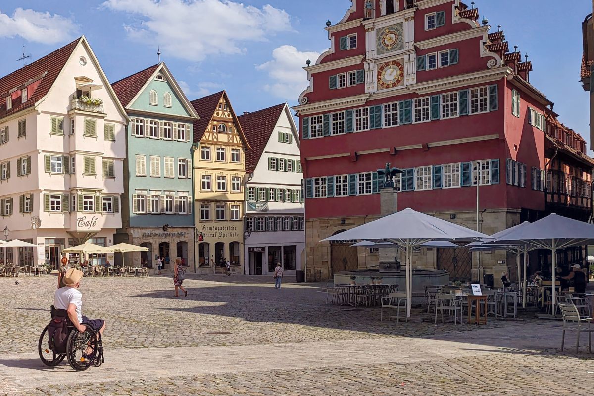 Rollstuhl Mann im Rollstuhl auf dem Rathausplatz