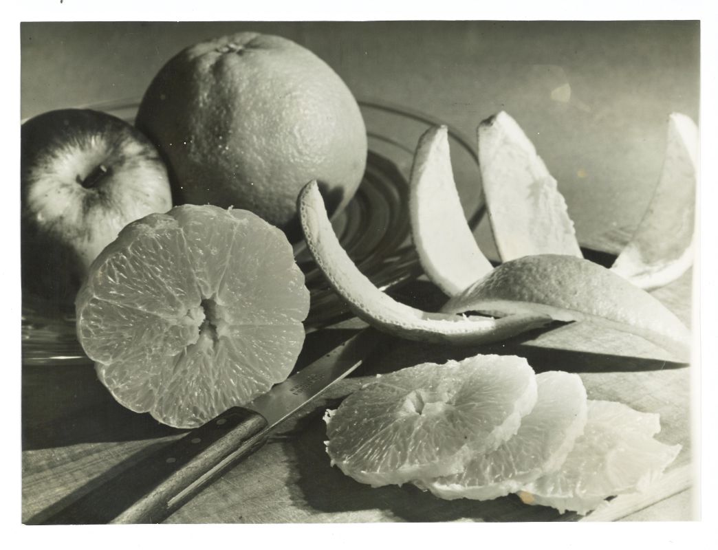 Stillleben mit Orangen, Apfel, Glasschale und Messer. 