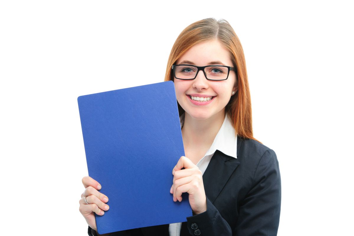 Junge Frau hält blaue Mappe hoch.