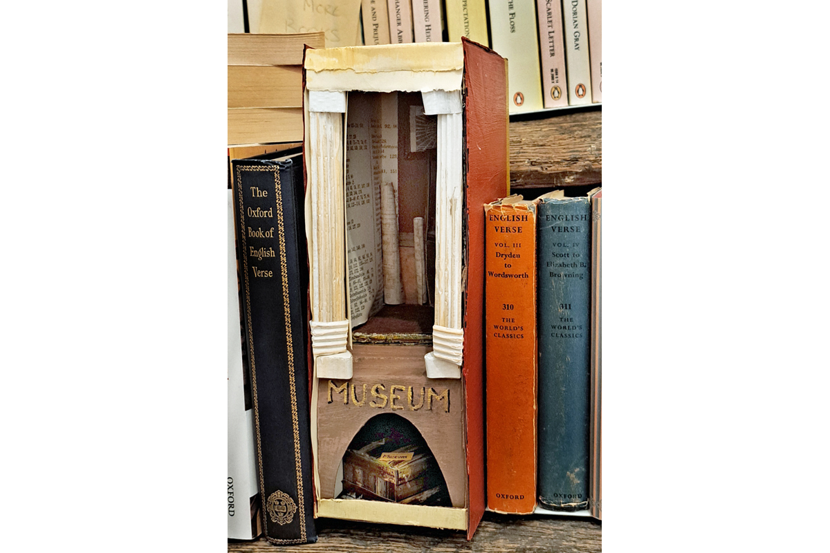 Book Nook Selbst gebasteltes kleines Kartonmodell eines Museums mit Ausstellugnsraum und Depot.