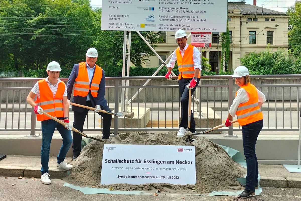 Spatenstich Spatenstich an der Ulmer Straße: MdL Andreas Deuschle, MdB Markus Grübel, OB Matthias Klopfer und Sandra Katz, DB Netz AG, mit Bauhelm und Spaten.