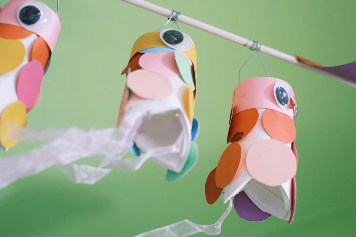 Windräder in Form von Vögeln aus Papier.