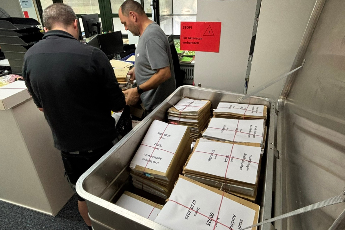 Aktenscan Akten werden in Container gepackt.