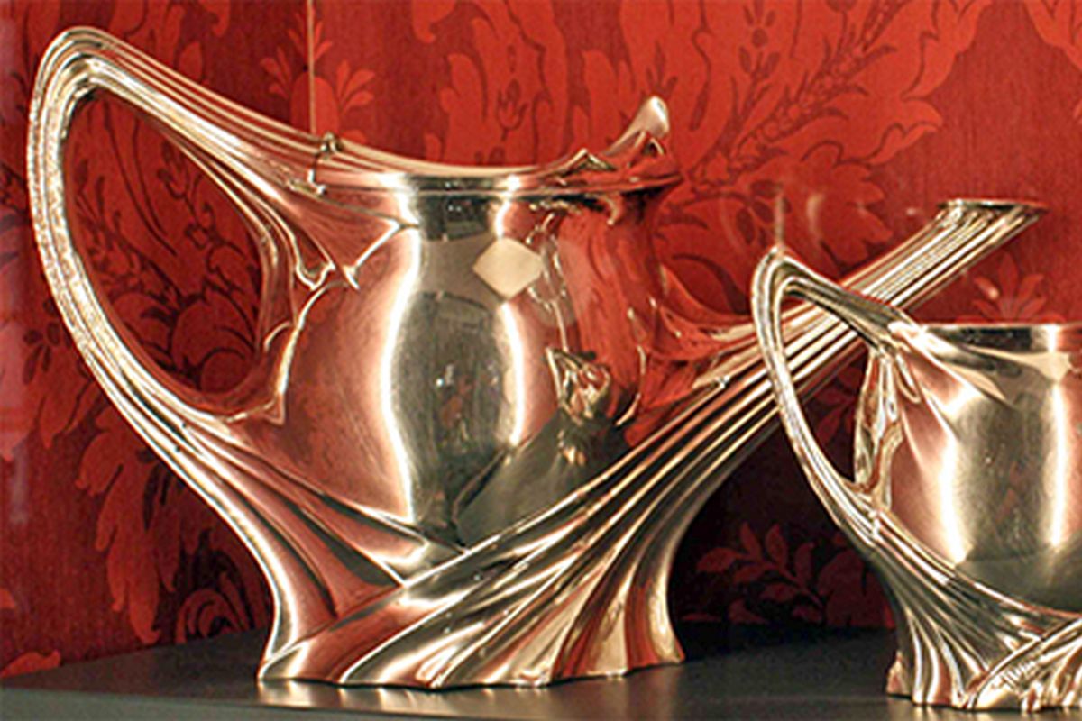 Teekanne und Zuckerdose Im sogenannten Silberkabinett: Teekanne und Zuckerdose in schwungvollen Jugendstilformen.