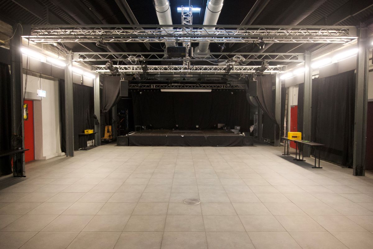 Bühne Blick auf die Bühne mit großer Platz davor