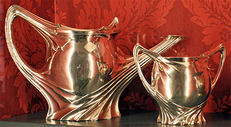 Teekanne und Zuckerdose Im sogenannten Silberkabinett: Teekanne und Zuckerdose in schwungvollen Jugendstilformen.