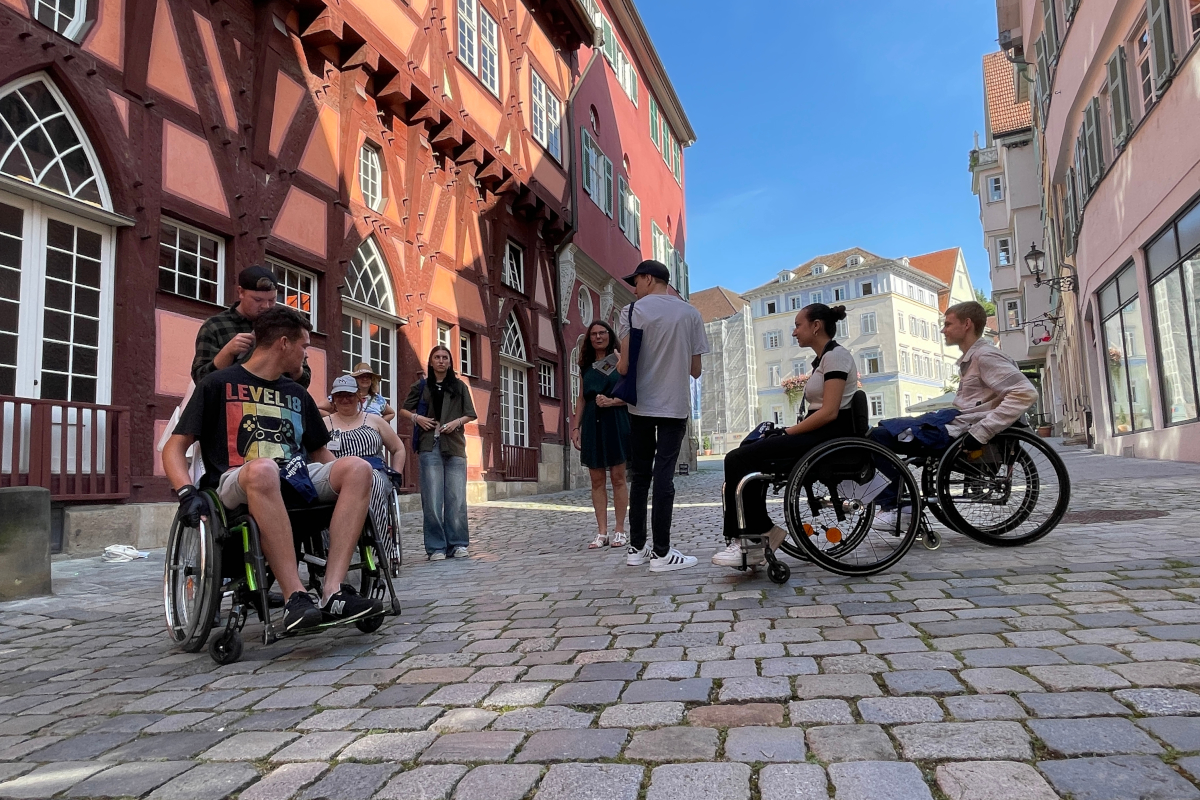 Inklusionstag Azubis probieren beim Inklusionstag das Rollstuhl fahren aus