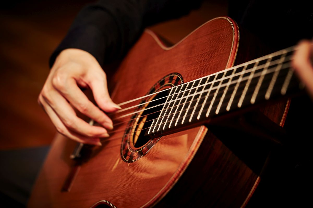 Gitarre Nahaufnahme der Hand einer Gitarristin