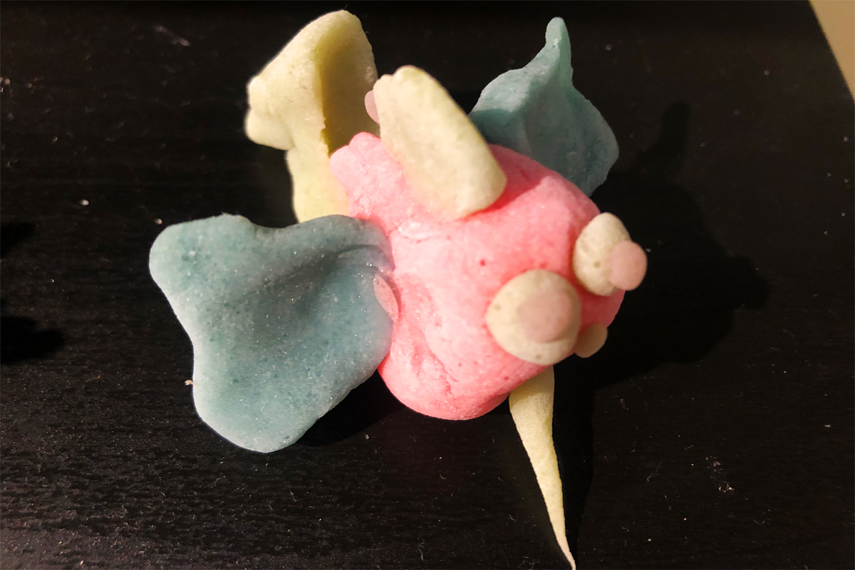 Kleine bunte Figur aus Knetmasse.