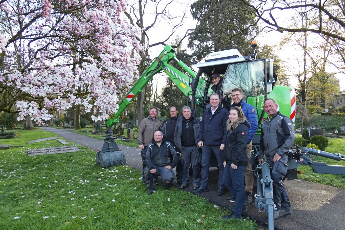 Das Friedhofsteam mit Bürgermeister Sigel und dem neuen Bagger.