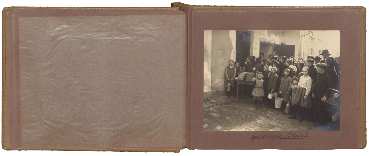 Fotoalbum Aufgeschlagenes braunes Fotoalbum mit alter Fotografie.
