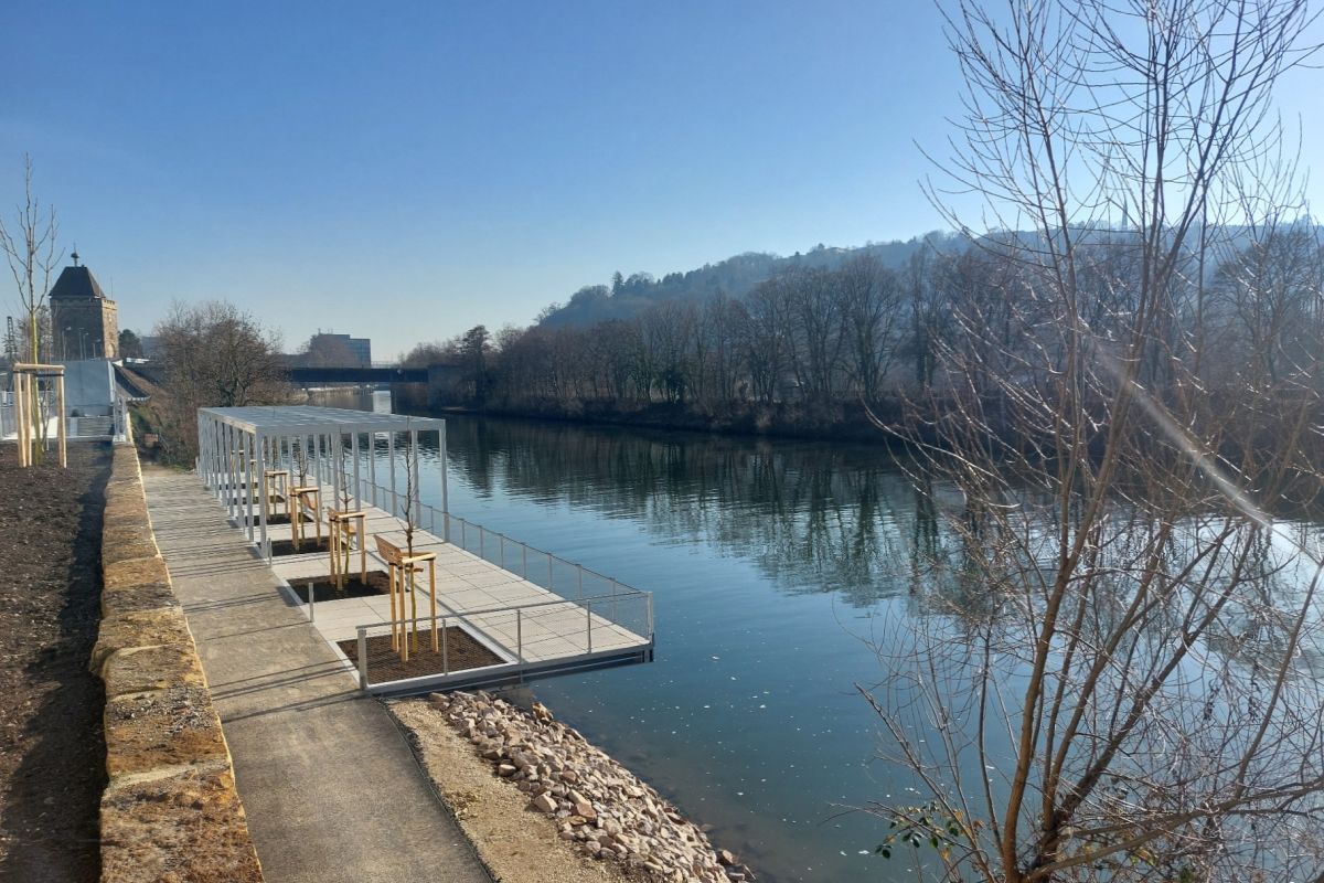 Blick auf den Neckar Richtung Plochingen, im Hintergrund der Pliensauturm.