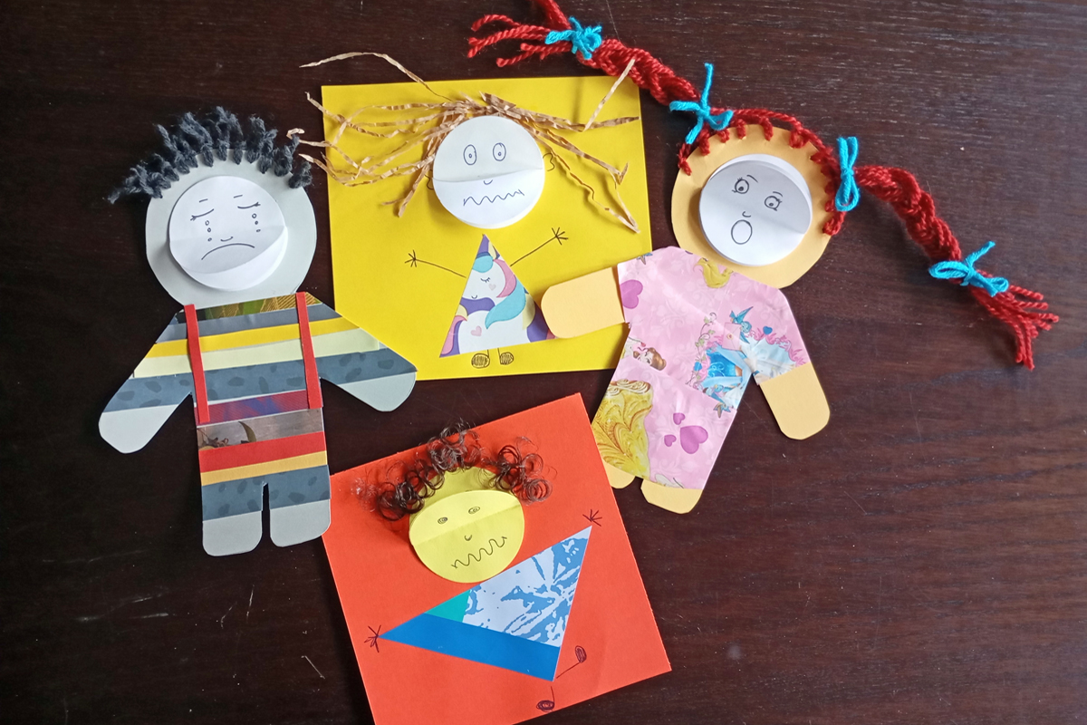 Aus Papier gebastelte Figuren. Durch eine Klapptechnik kann man verschiedene Gesichtsausdrücke zeigen. Aus Papier gebastelte Figuren. Durch eine Klapptechnik kann man verschiedene Gesichtsausdrücke zeigen.