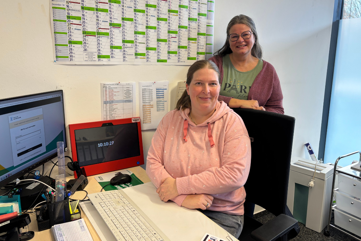 Ellen Puchta und Janine Porras am Schreibtisch.
