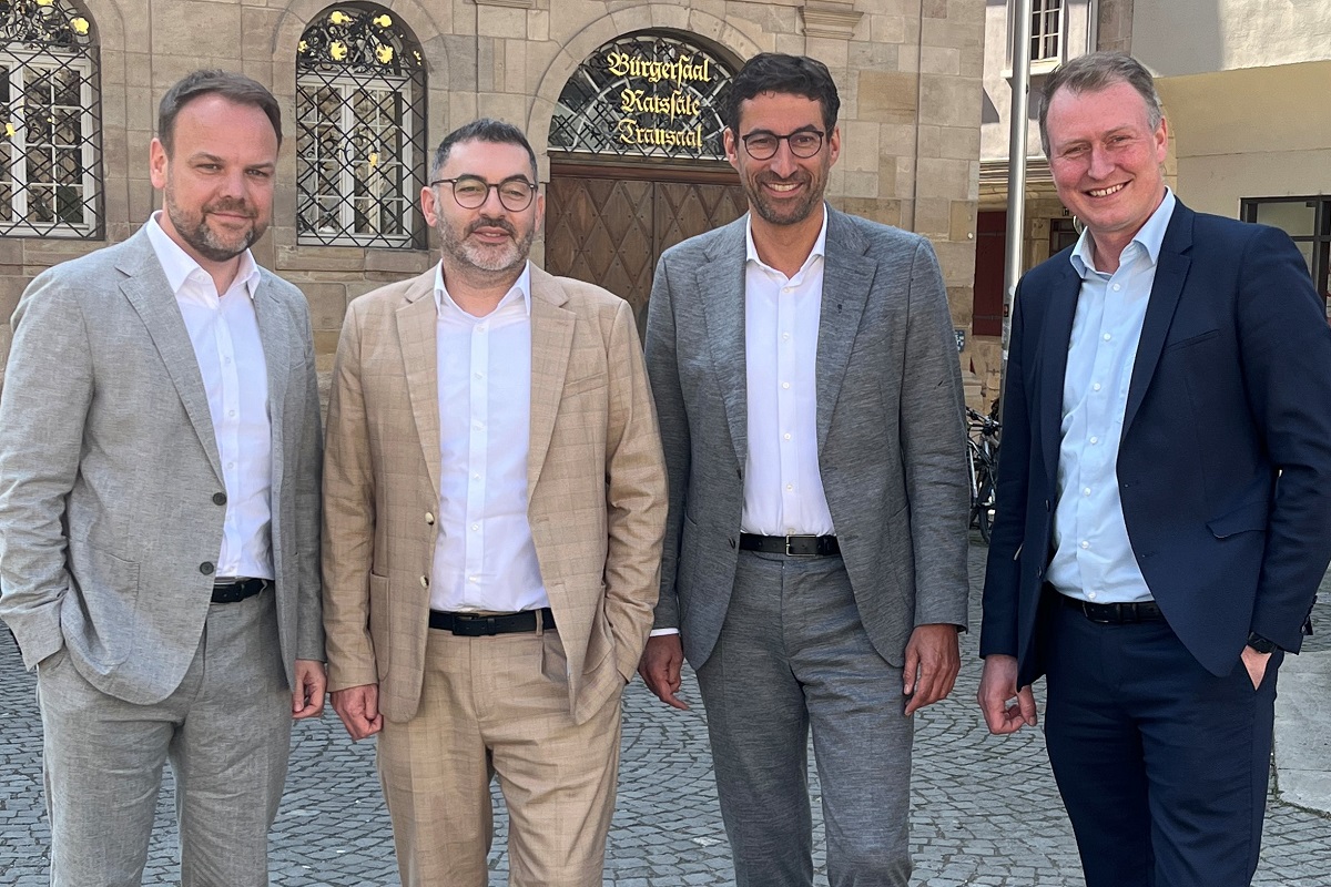 Esslinger Bürgermeister Die vier Esslinger Bürgermeister stehen nebeneinander vor dem Alten Rathaus