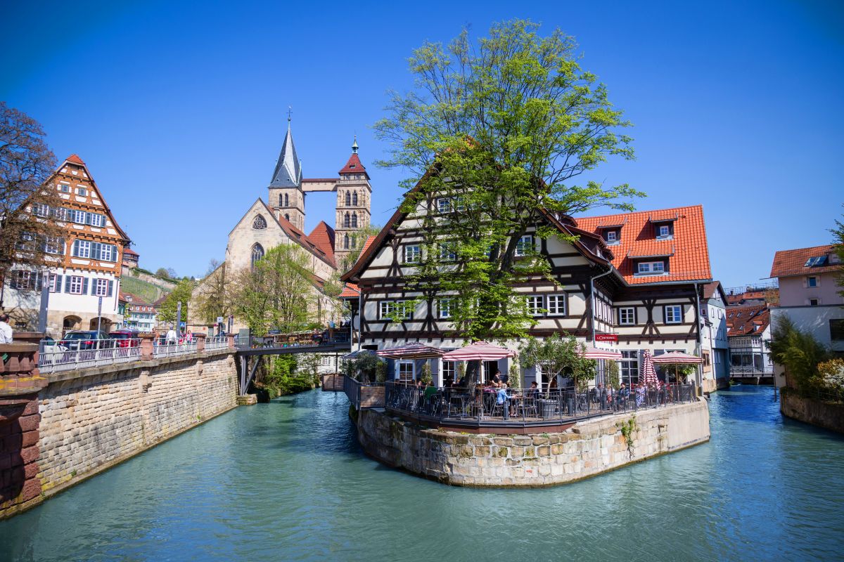 Blick von der Agnesbrücke über die Kanäle Richtung Stadtkirche.