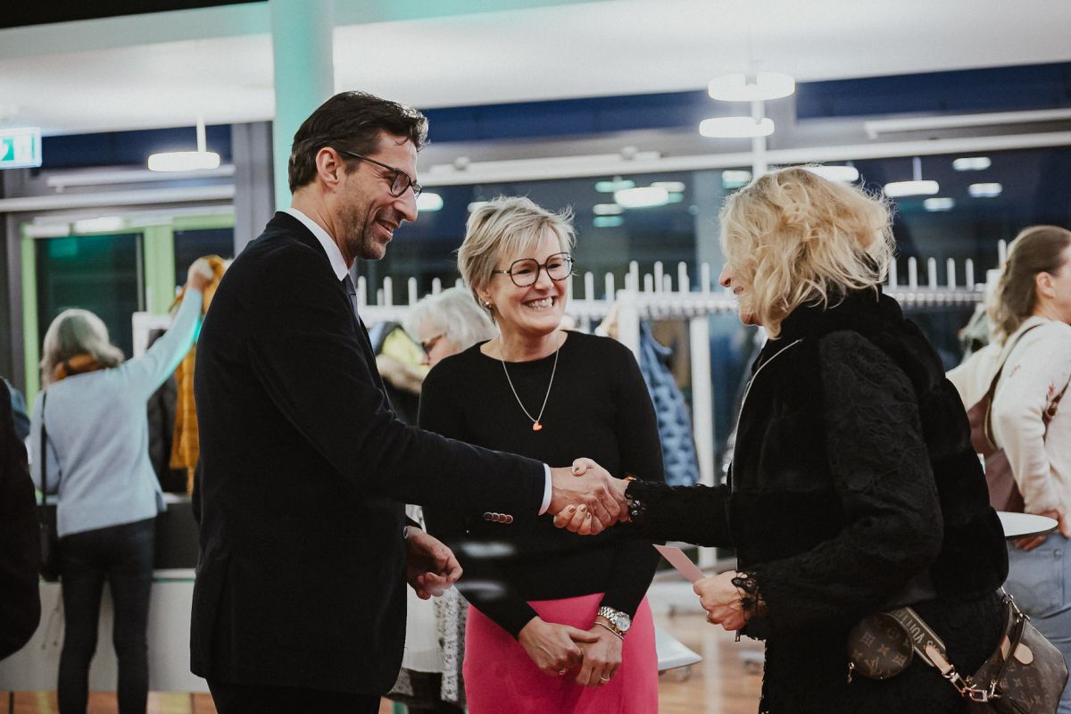 OB Klopfer begrüßt im Foyer des Neckarforums die Gäste