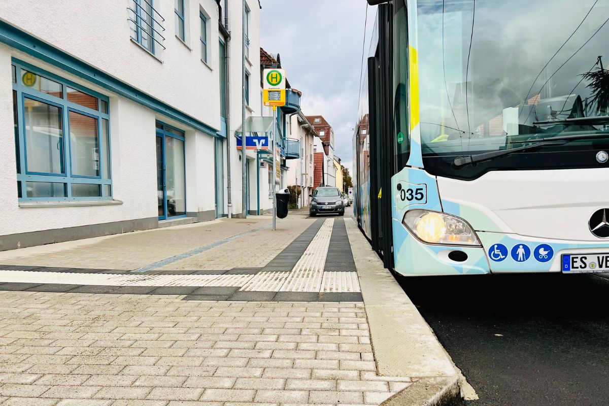 Bus hält an barrierefreier Haltestelle Burgunderstraße in Mettingen