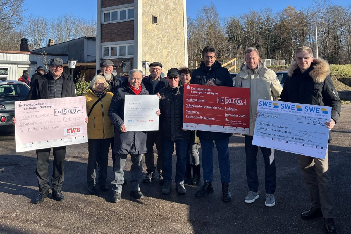 Scheckübergabe am Fuß des Katharinenlindenturms.