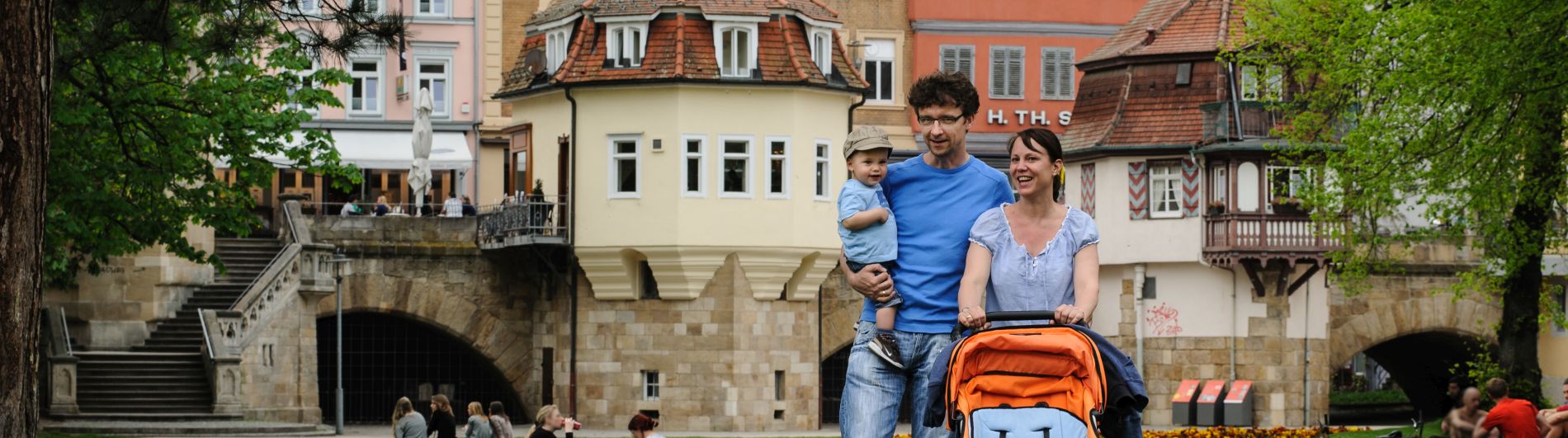 Junge Familie mit Kinderwagen in der Maille.