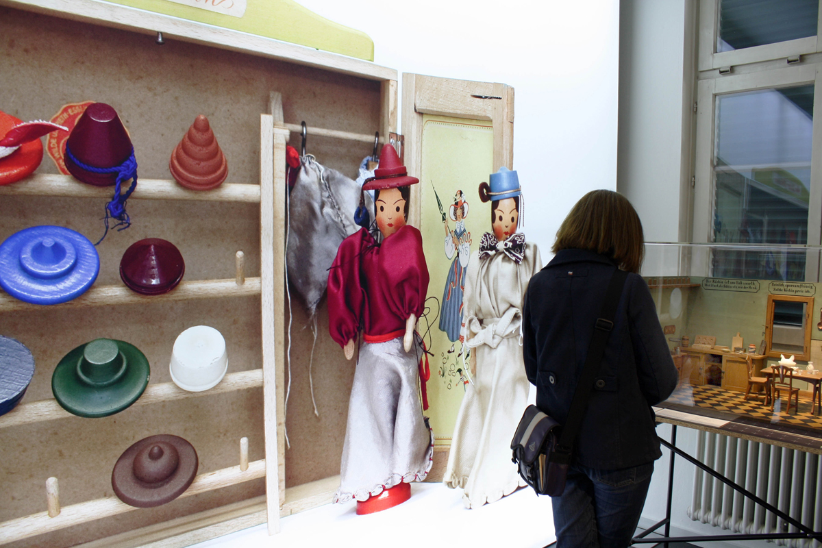 Eröffnung, Besucher in Ausstellungsraum. Eröffnung, Besucher in Ausstellungsraum.