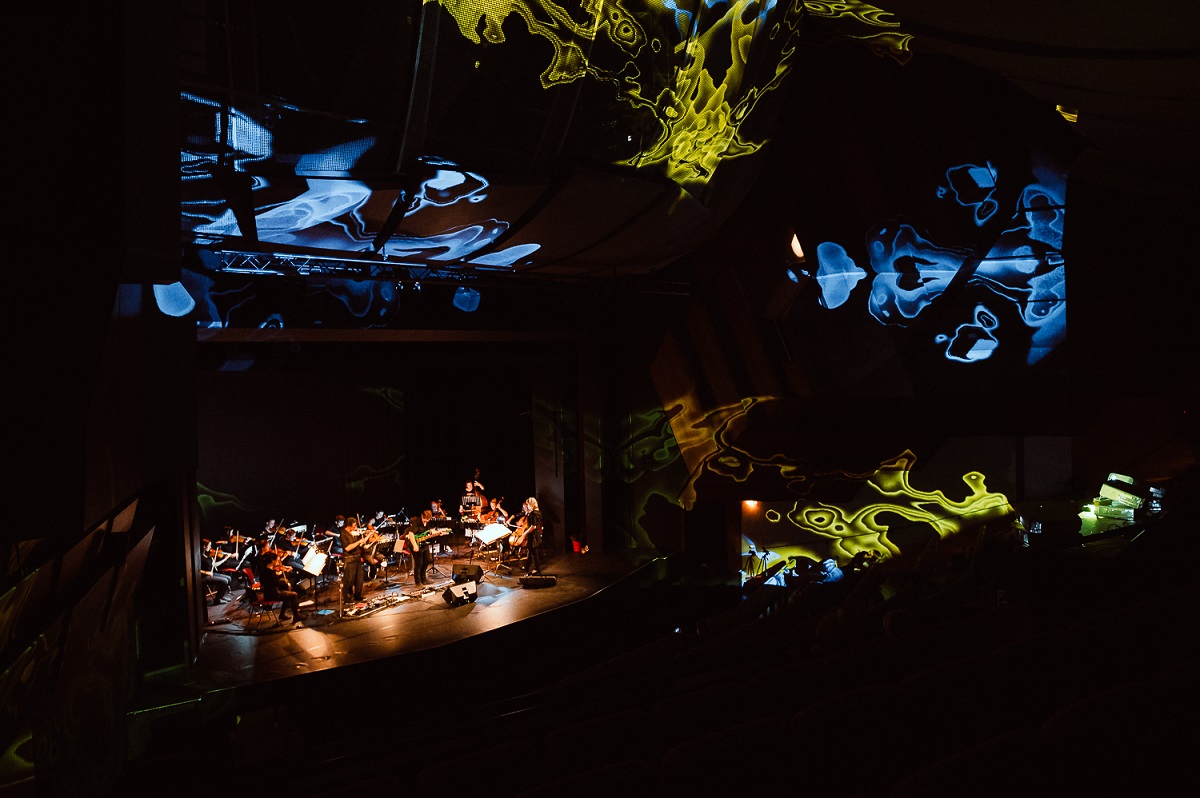 Ausschnitt SiF theaterräume, kunsträume, kulturräume 2015: Großes Orchester auf einer Bühne