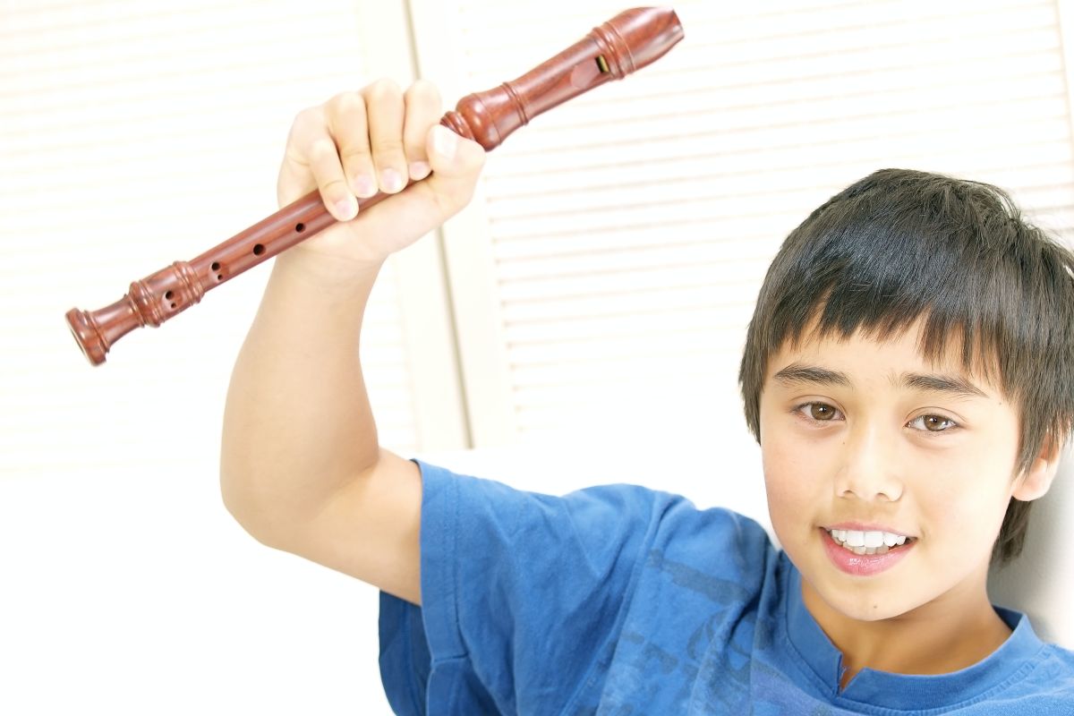 Junge mit Blockflöte in der Hand