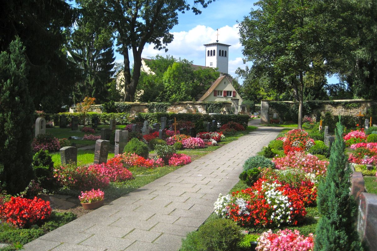 Friedhof Oberesslingen mit Blick auf die Martinskirche Friedhof Oberesslingen mit Blick auf die Martinskirche