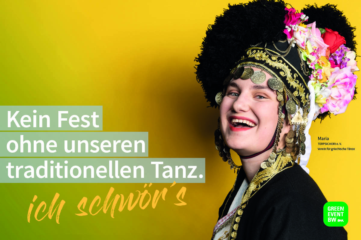 Junge Frau in Tracht mit aufwendigem Kopfschmuck, Text: Kein Fest ohne unseren traditionellen Tanz. Ich schwör's