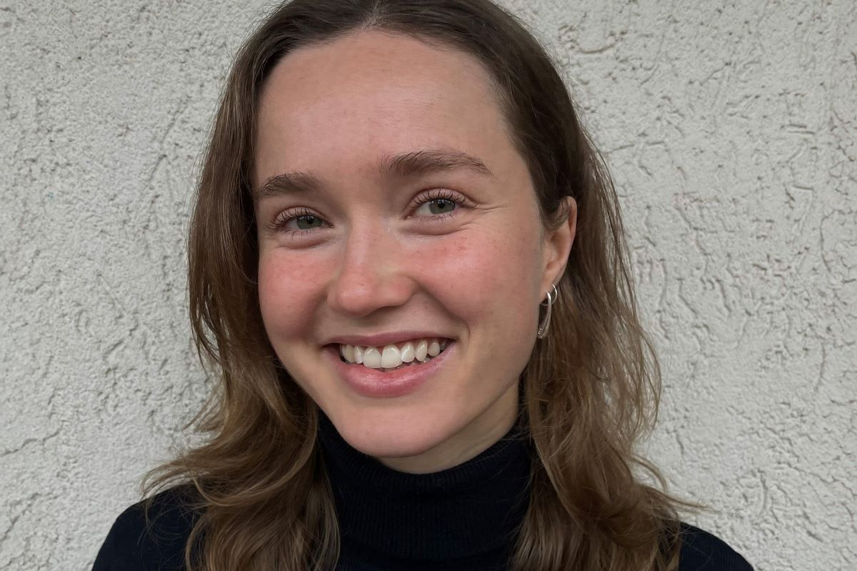 Junge Frau lächelt in die Kamera