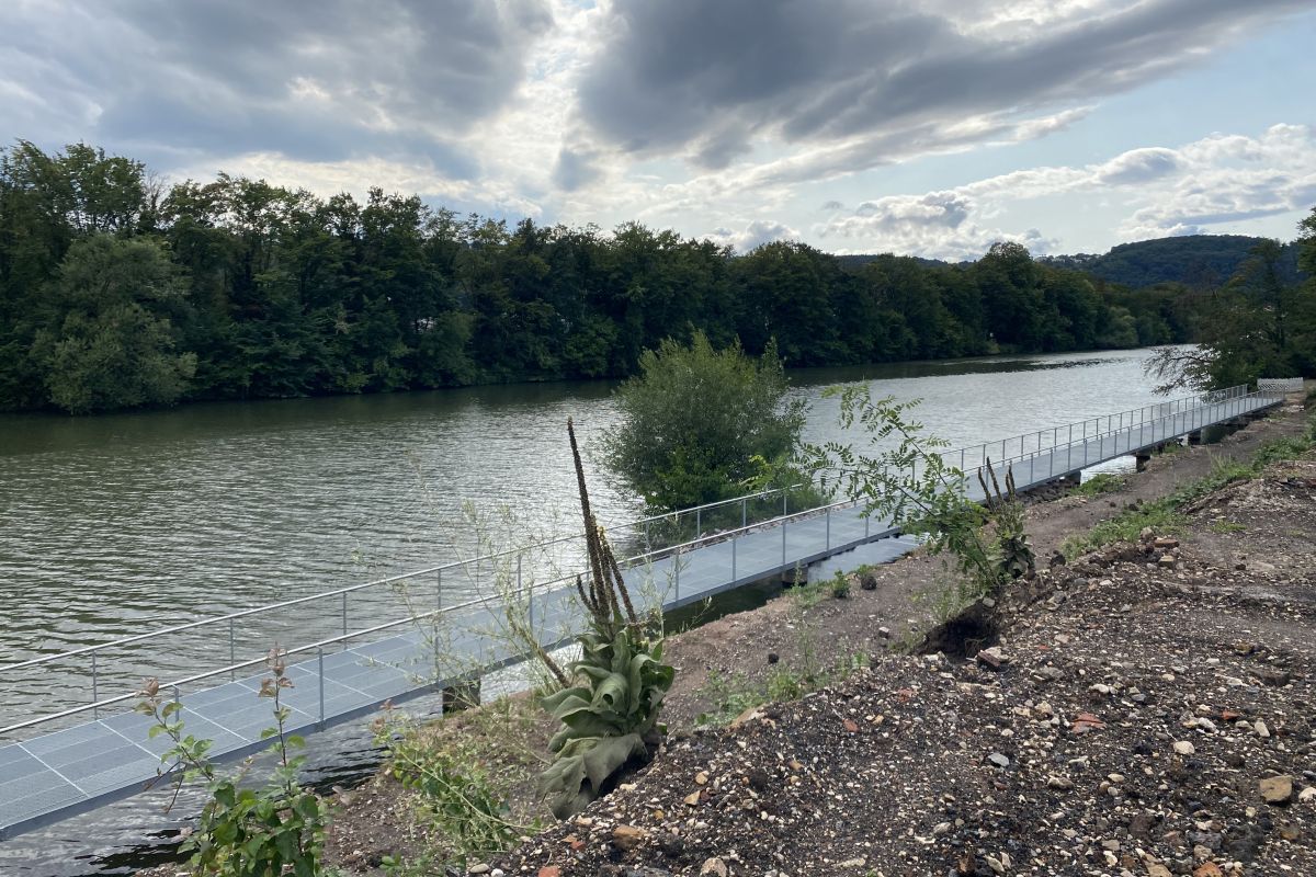 Steg über dem Wasser