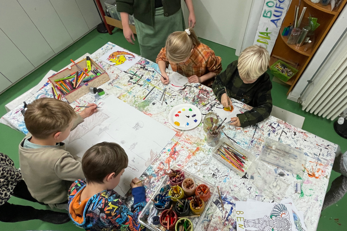 Kreativraum Kinder beim Malen im Kreativraum von Agapedia