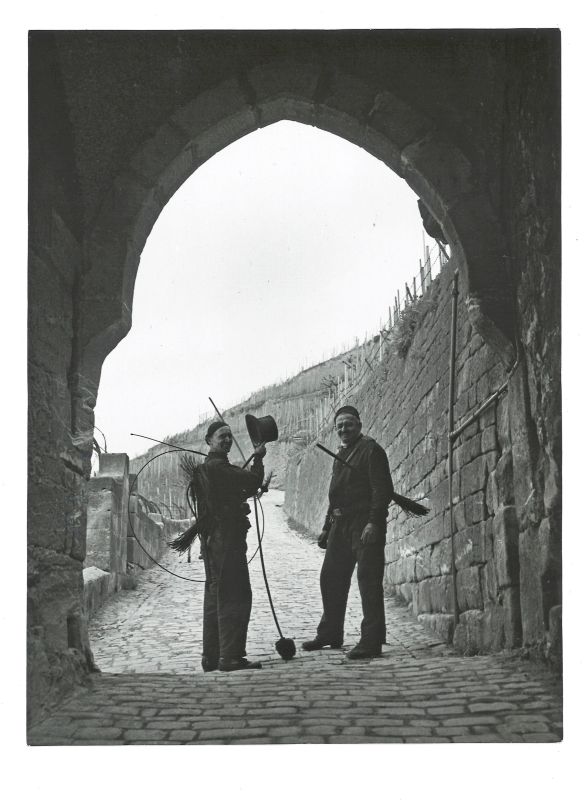Zwei grüßende Kaminkehrer unter dem Bogen des Neckarhaldentörles.