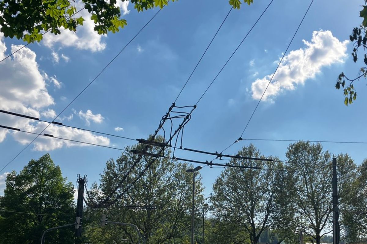 Oberleitungen Oberleitungen vor blauem Himmel