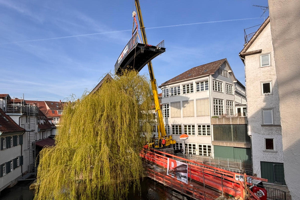 Brücke hängt am Kran über Trauerweide