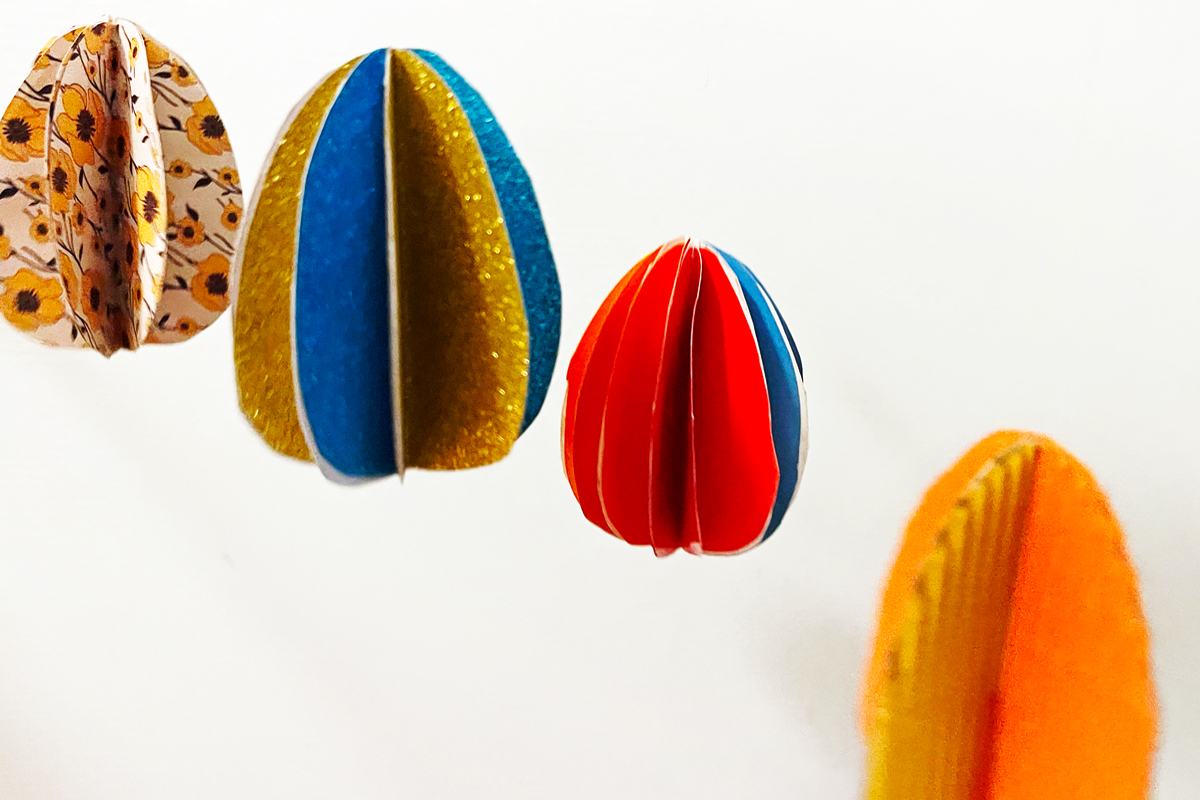 Karton-Eier Ostereier, die aus bunte bemaltem Karton gebastelt sind.